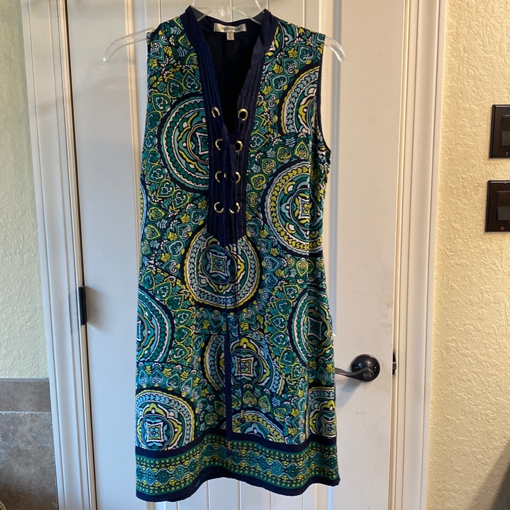 Adorable dress. Beautiful colors. Has a discrete side side.